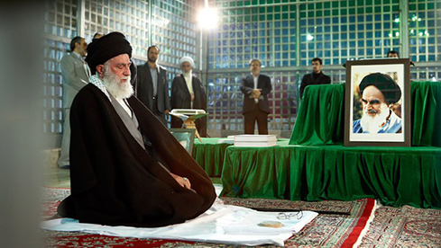 نماز رهبر معظم انقلاب در مرقد مطهر امام خمینی (ره)